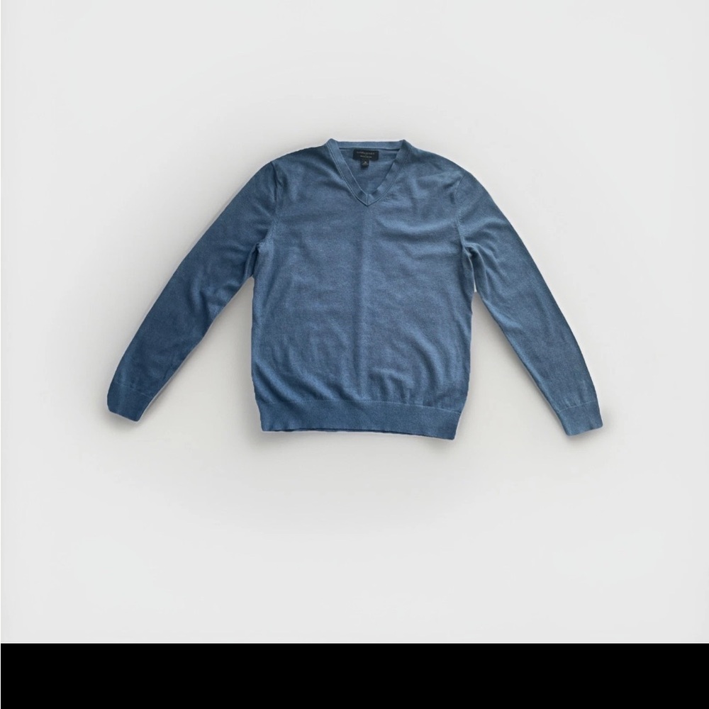 Banana Republic Men's Blue V-Neck Sweater